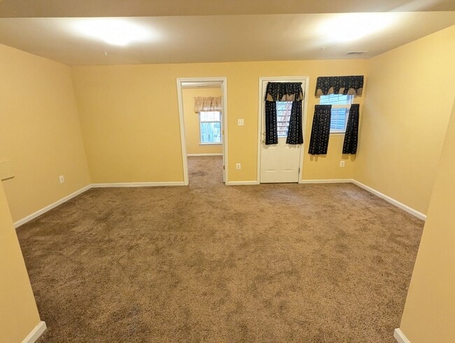 Building Photo - Townhome in *OAKDALE school district* ready for you now!