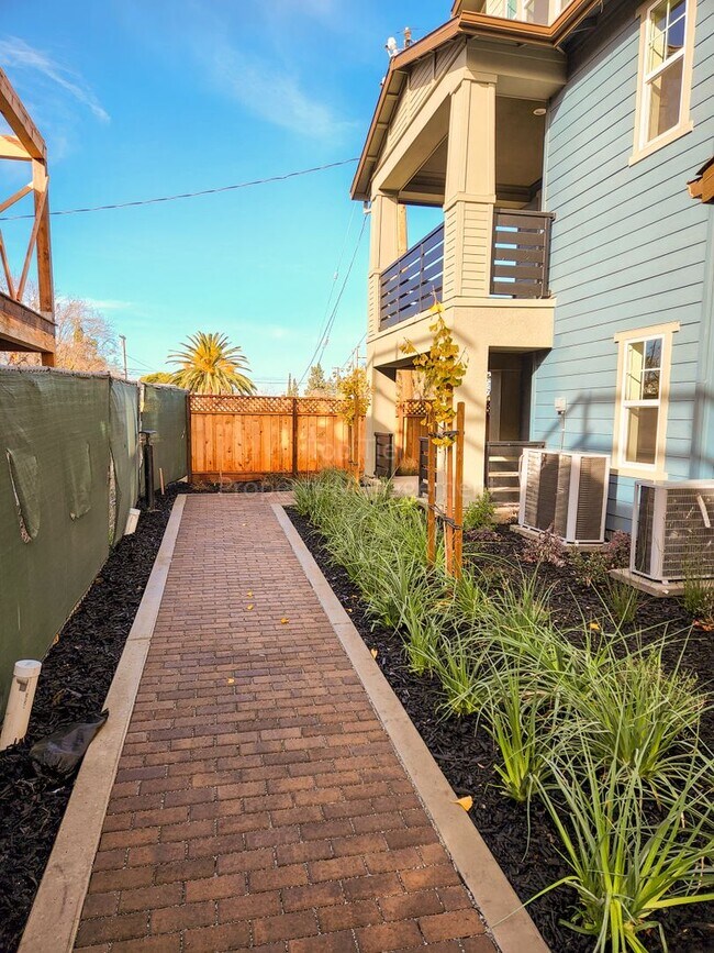 Building Photo - Newer Townhome at Penny Lane in Concord, 2...