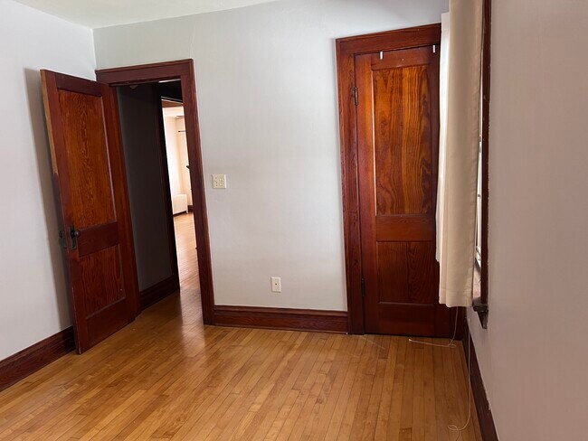 Bedroom 2 closet - 627 Knickerbocker St
