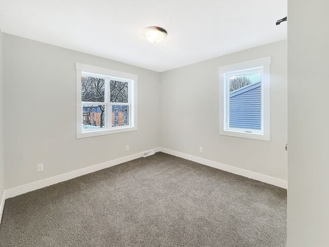 Building Photo - 860 Houseman Ave NE