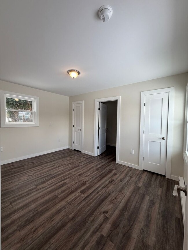 Building Photo - Beautifully remodeled and completed 1 bedroom apartment. FREE MONTH OF RENT!*