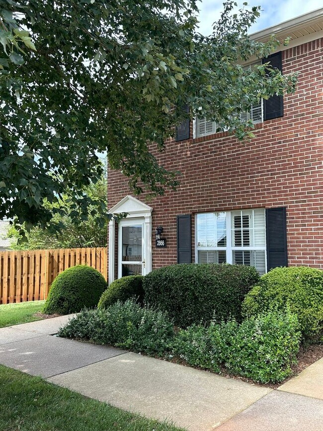 Building Photo - 2 bedroom/1.5 bath end unit townhome in gr...