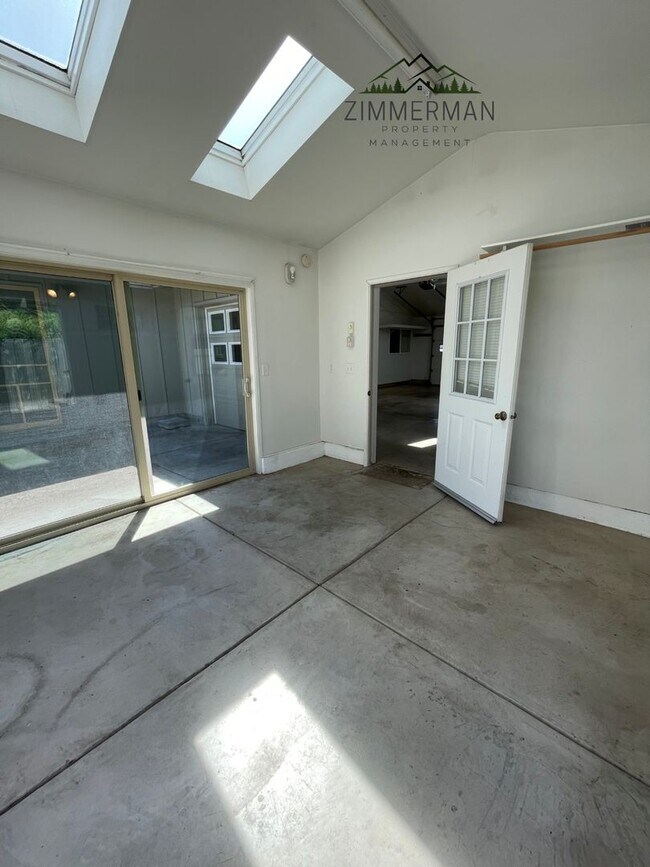 Building Photo - 3 Bedroom, 3 Bathroom Home in Beautiful Sh...