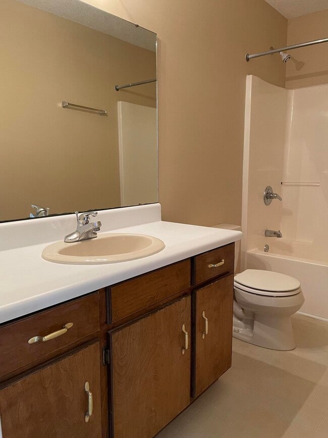 Building Photo - 1104 Village Ct