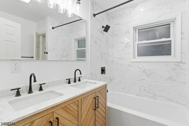 Building Photo - 528 S 13th St