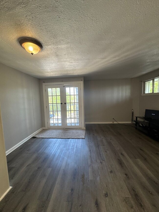 Building Photo - Charming Updated Duplex