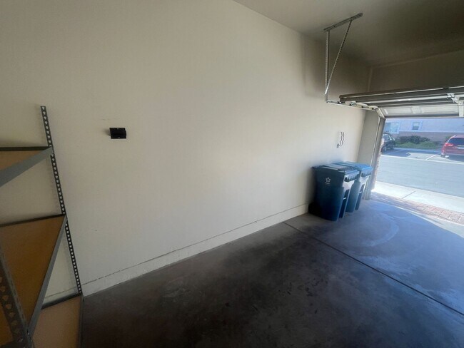 Building Photo - 3 Bedroom Townhome - Centennial Hills