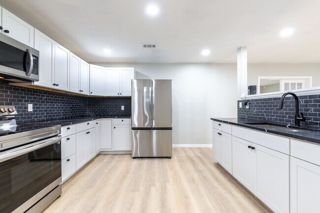 Building Photo - 1000 Rampart Pl