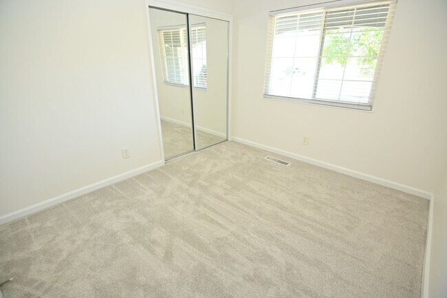 Building Photo - 5659 Lathrop Dr