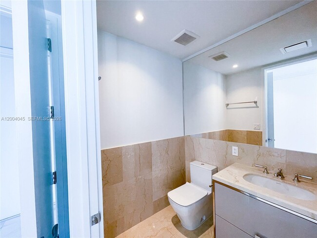 Building Photo - 15701 Collins Ave