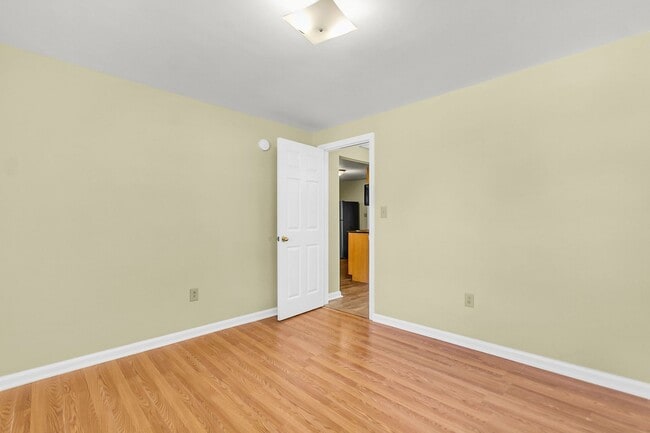 Building Photo - Charming 2 bedroom 1 bathroom home availab...