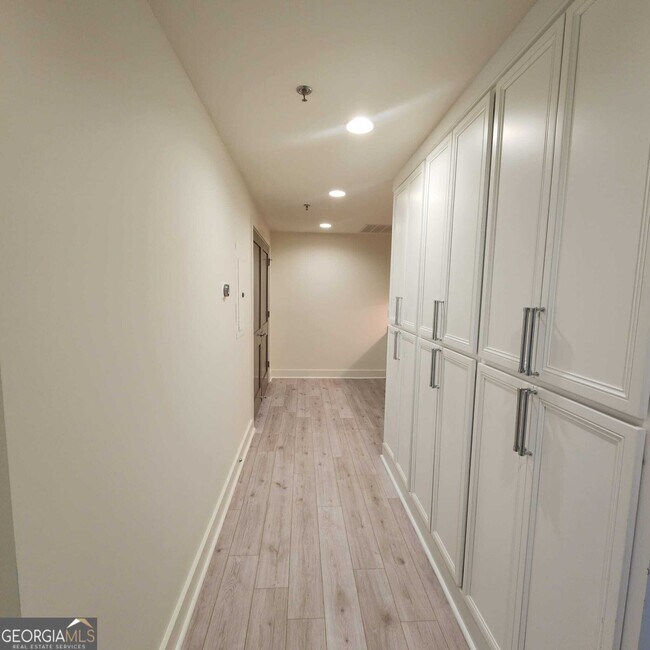 Building Photo - 1100 Howell Mill Rd NW