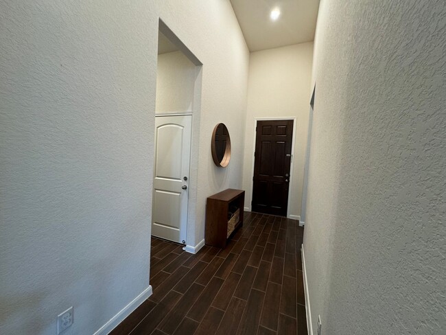 Building Photo - Stunning Rental Home in Gated Wortham Oaks...