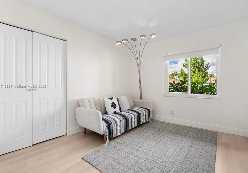 Guest Room - 5036 NW 66th Ln