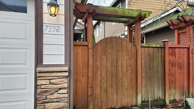 Building Photo - Home in Everett 3 Beds 2.5 bath - Pet Frie...