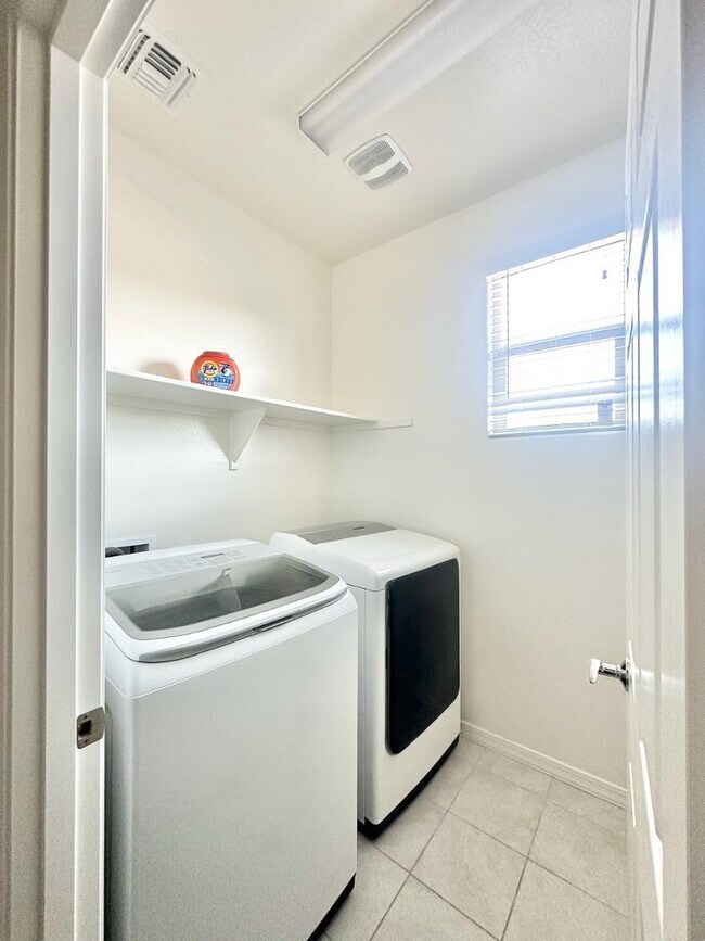 Building Photo - 16492 W Caldwell St