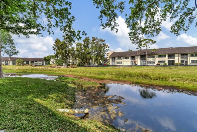 Building Photo - 4735 Lucerne Lakes Blvd