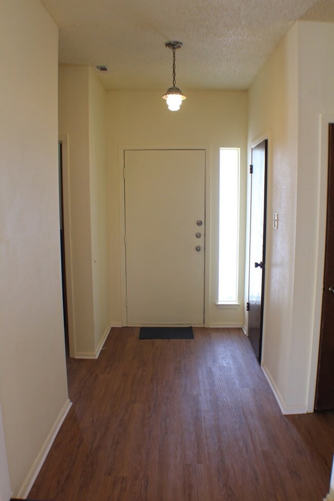 Building Photo - Gorgeous garden style home in San Antonio. Realtor Commission: $300