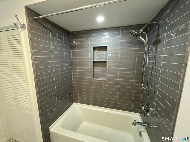 Building Photo - 110 Roger White Dr