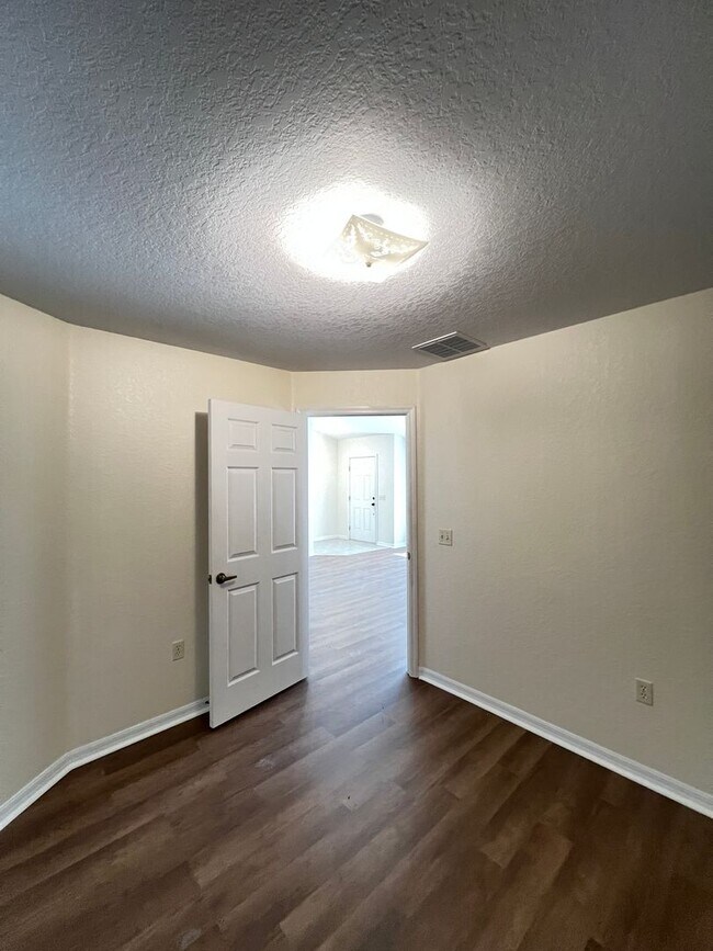 Building Photo - Your 3BD/2BA Peaceful Retreat in the Heart of Ocala!