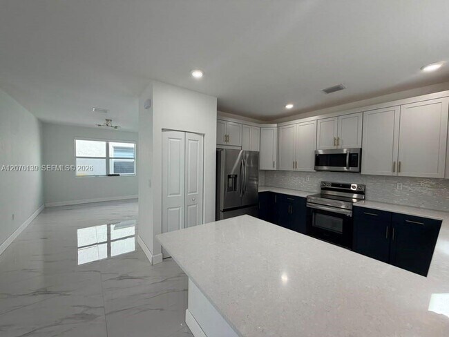 Building Photo - 1409 SE 26th Ter