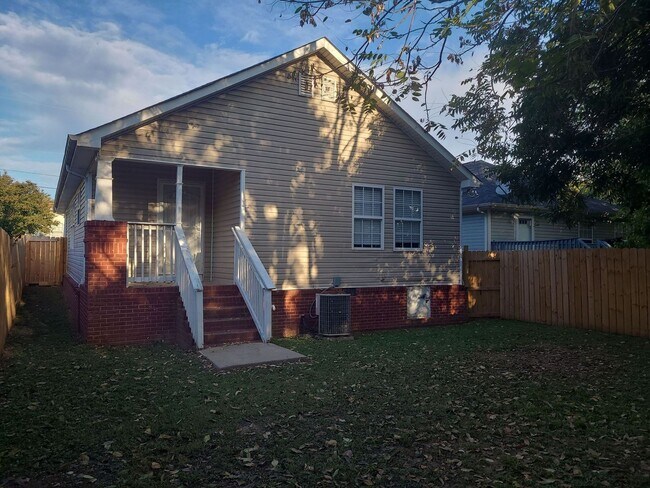 Building Photo - Newly Available 3 Bedroom 2 Bathroom in Do...