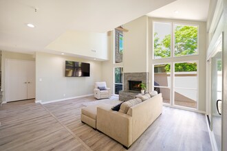 Building Photo - Renovated 3 Bed, 3 Bath Townhome Available...