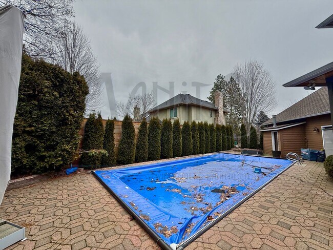 Building Photo - Elegant & Sprawling South Hill Home