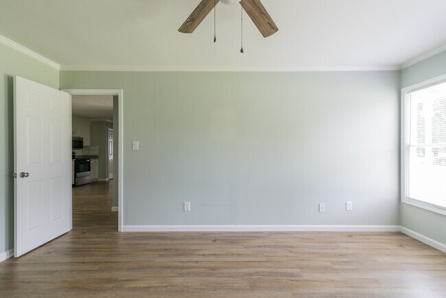 Building Photo - 578 Tryon Pl
