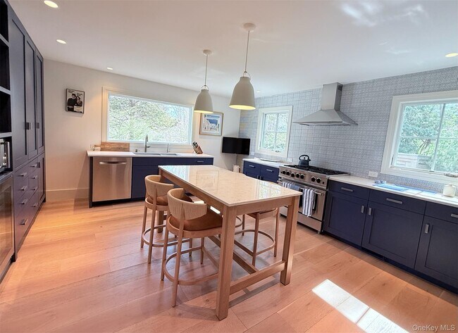 Building Photo - 323 Division St