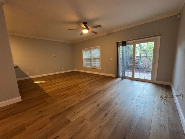 Building Photo - Fully Renovated Large 3 Bed 2.5 Bath 2 Car Garage Townhouse in Perfect Location