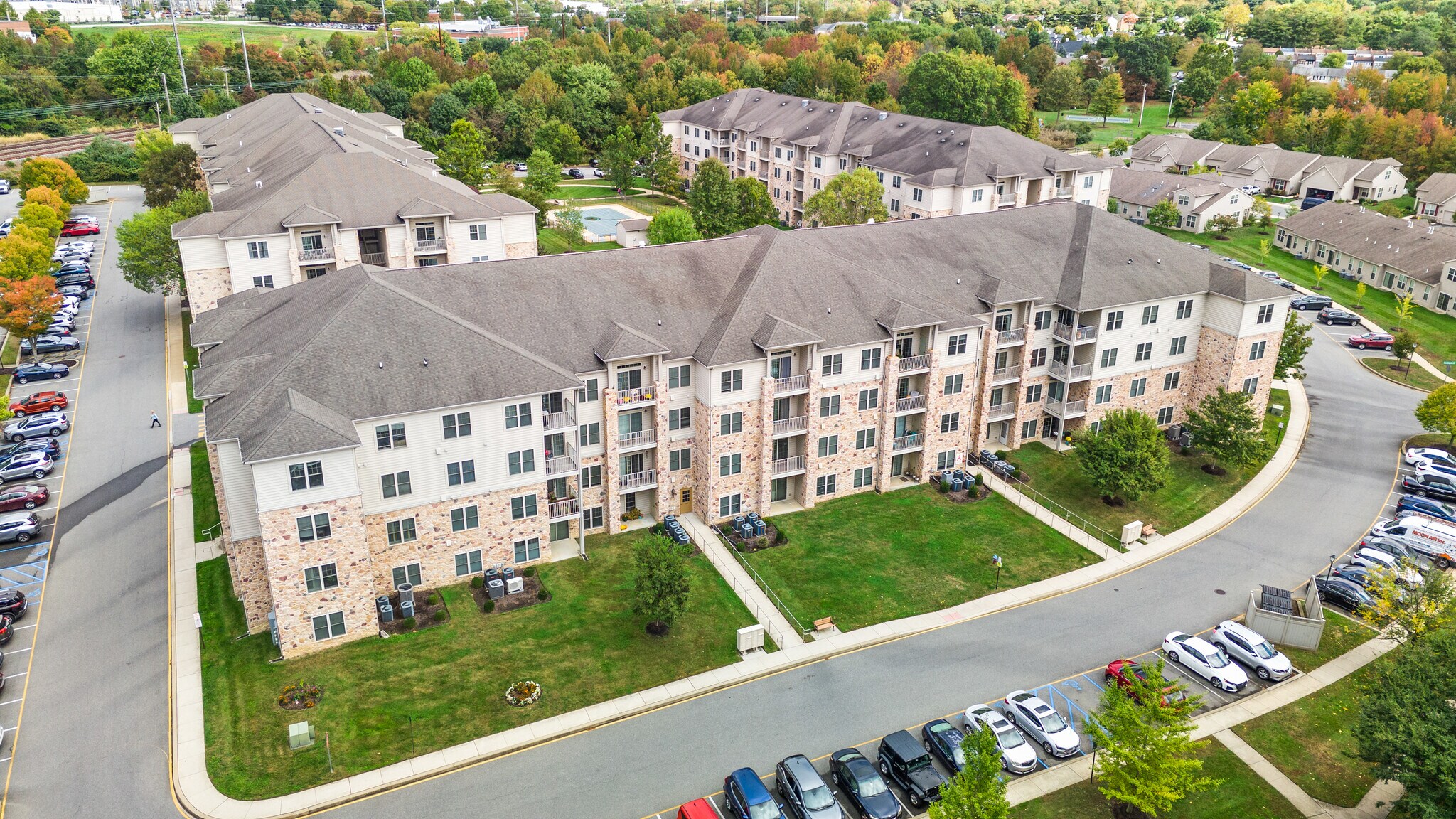 Building Photo - 2000 Fountainview Cir