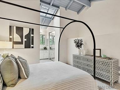 Building Photo - 8696 Villa La Jolla Dr