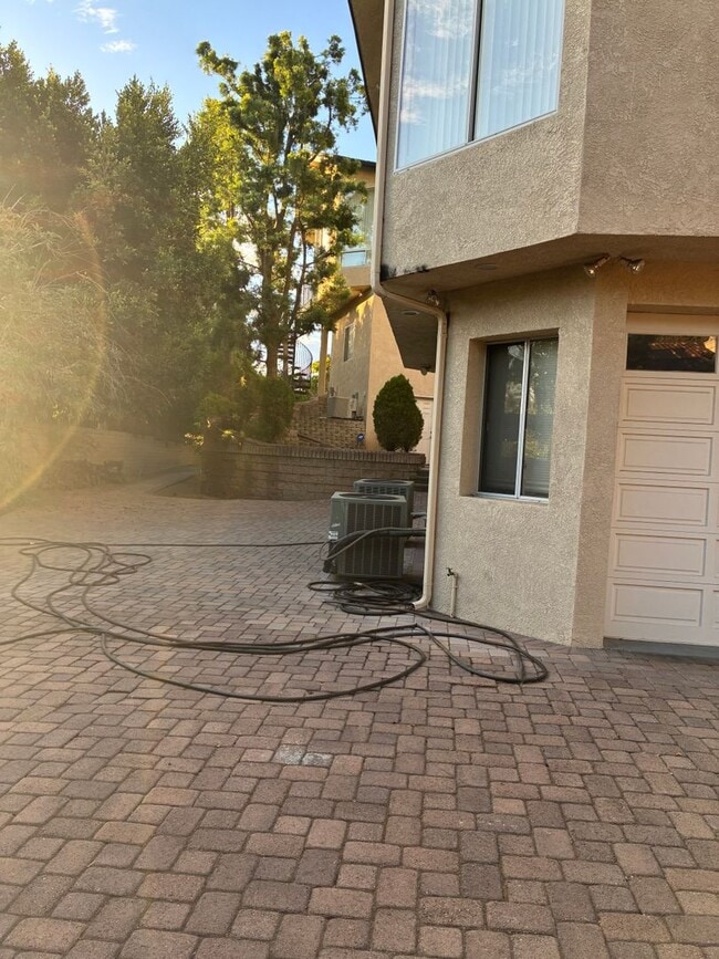 Building Photo - Spacious and Furnished 9 Bedroom House Near Cal State Fullerton