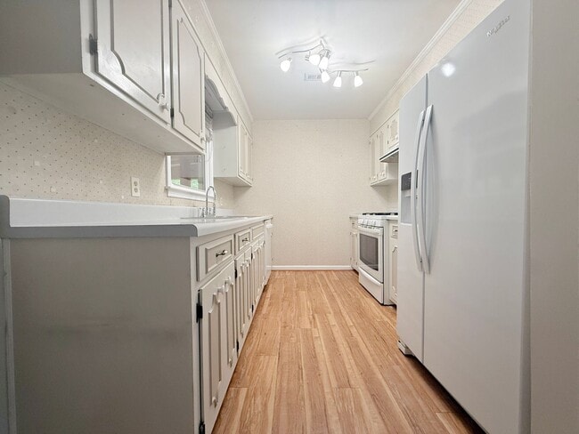 Building Photo - Spacious 3-Bedroom Home with Screened Porch, 2-Car Garage + Workshop