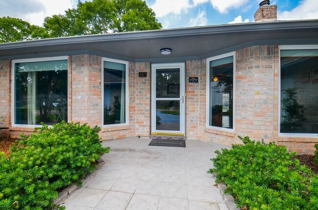 Building Photo - 827 Millpond Dr