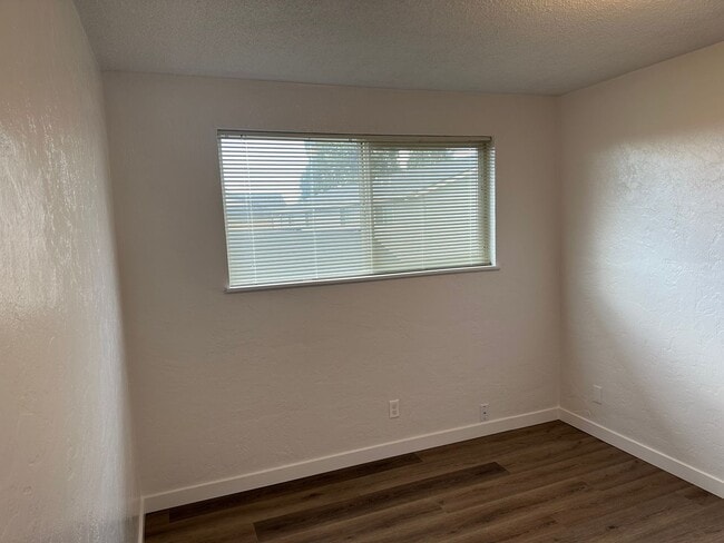 Building Photo - Updated 2 bedroom, 1 bath with garage!