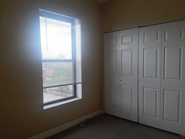 Building Photo - 6342 S Kenwood Ave