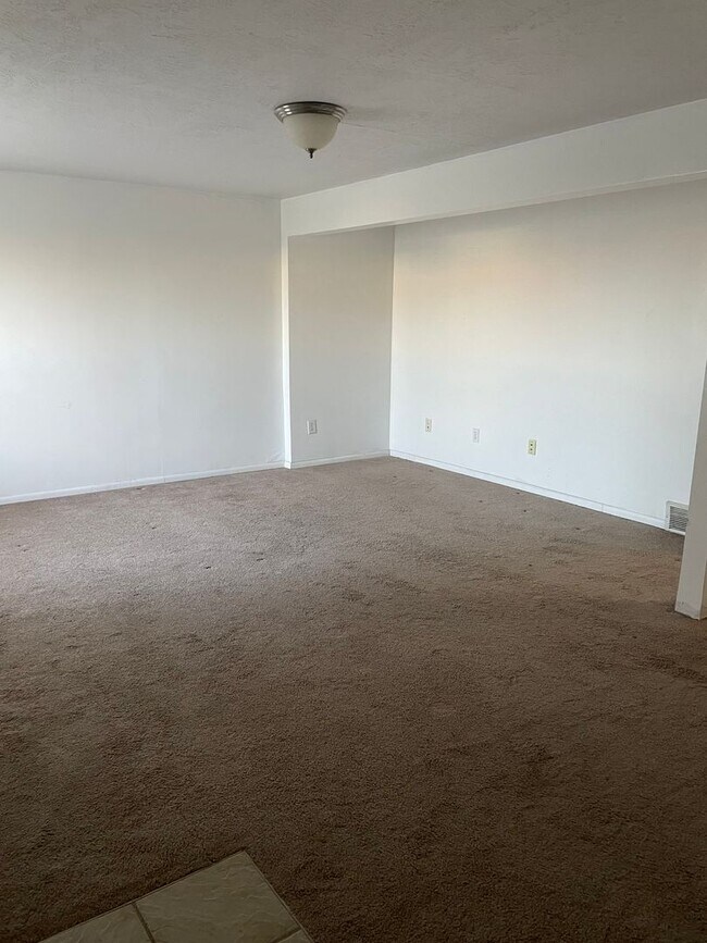 Building Photo - BEAUIFUL TOWNHOME!!!