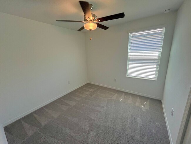 Building Photo - Sapcious 5-Bedroom Home In Quiet Lakeland ...