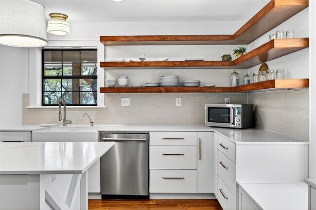 Building Photo - 301 Medlin Creek Loop