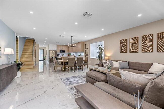 Building Photo - 811 SW 10th Terrace