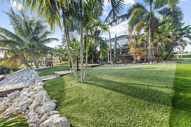 Building Photo - 726 SE Seahouse Dr