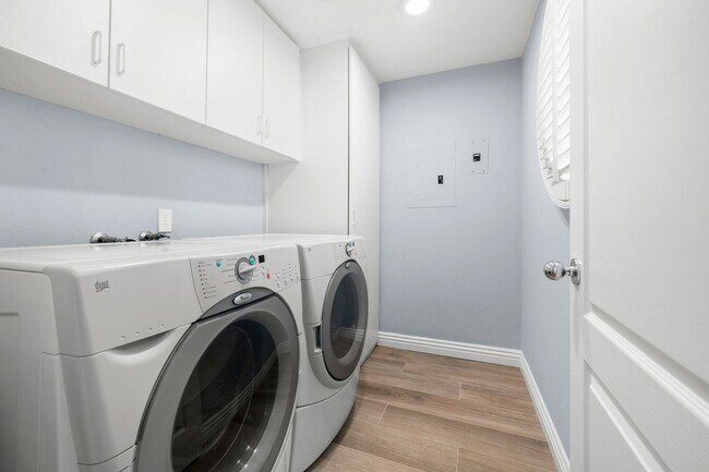 Building Photo - Upgraded 2-Bedroom in Gated Summit Community
