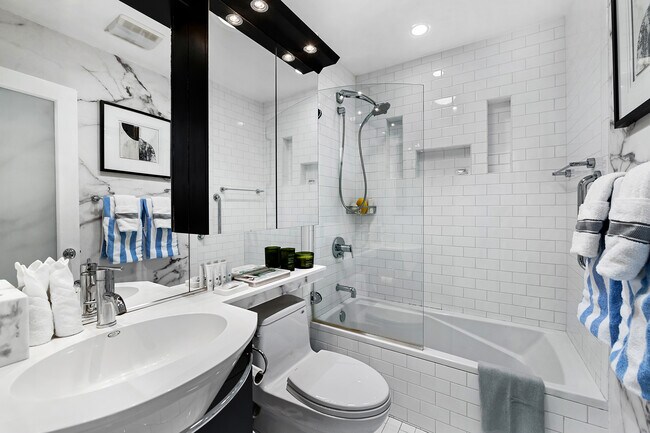 Building Photo - 1715 NE 40th St