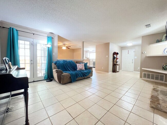 Building Photo - Comfortable 3 Bed, 2 Bath Home with Natural Light Throughout