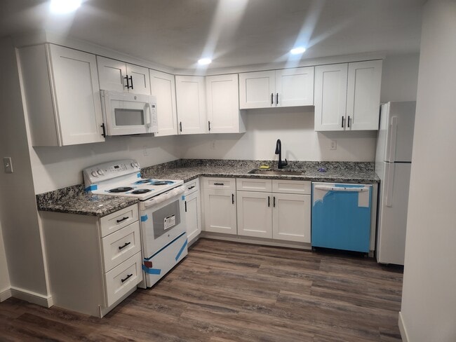 Building Photo - 13 Bridle Path