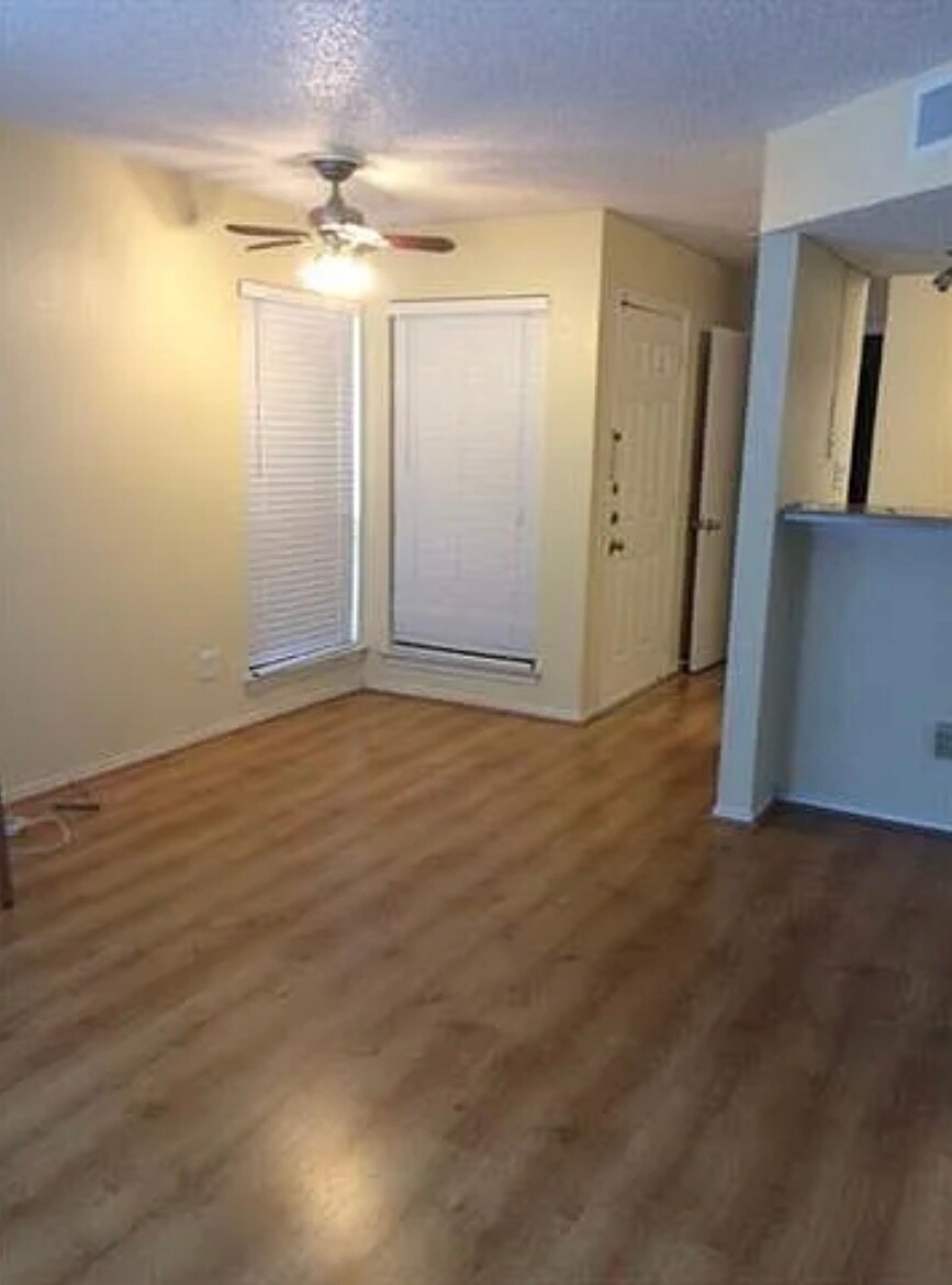 Building Photo - 2300 Balsam Dr