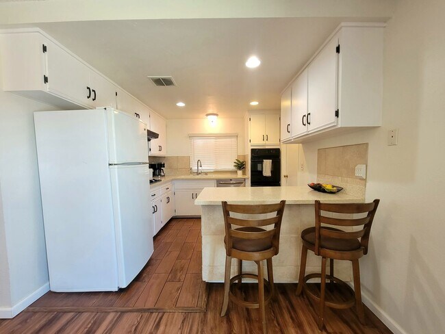 Building Photo - Darling, Move-In Ready Home in Highly Sought After Neighborhood w/ a Great View!!