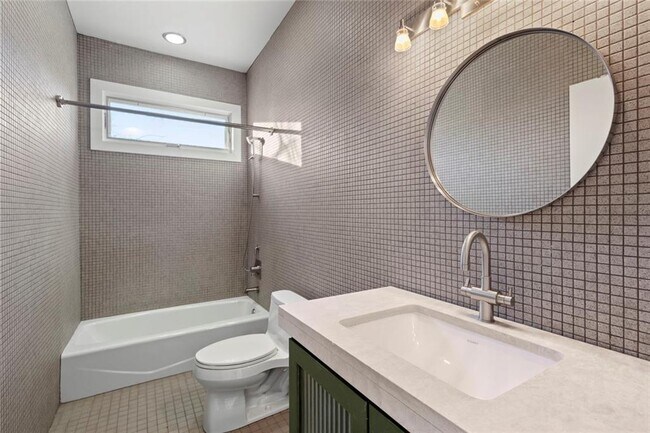 Building Photo - 935 Custer Ave SE